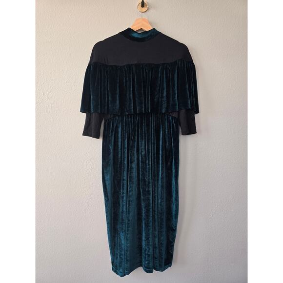 Elegant Green Velvet Maternity Dress - Picture 2 of 9